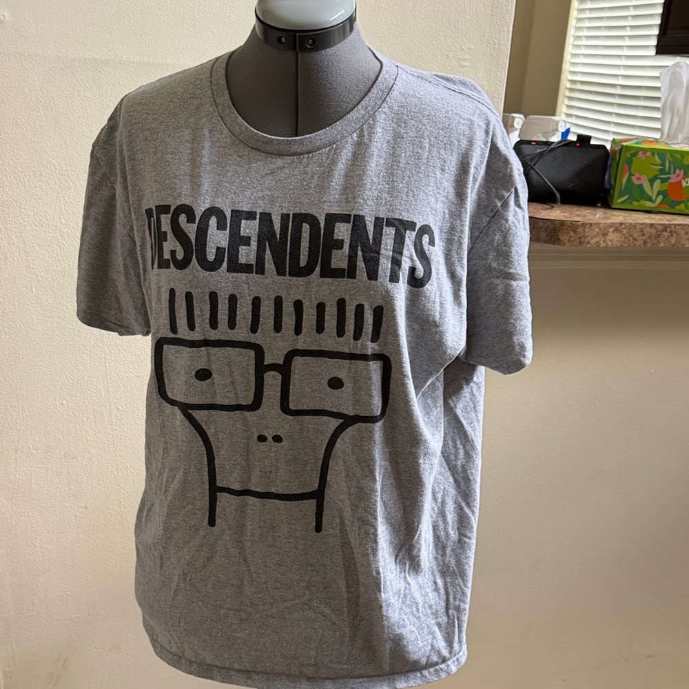 Gildan Gray Graphic Tee with Bold Design